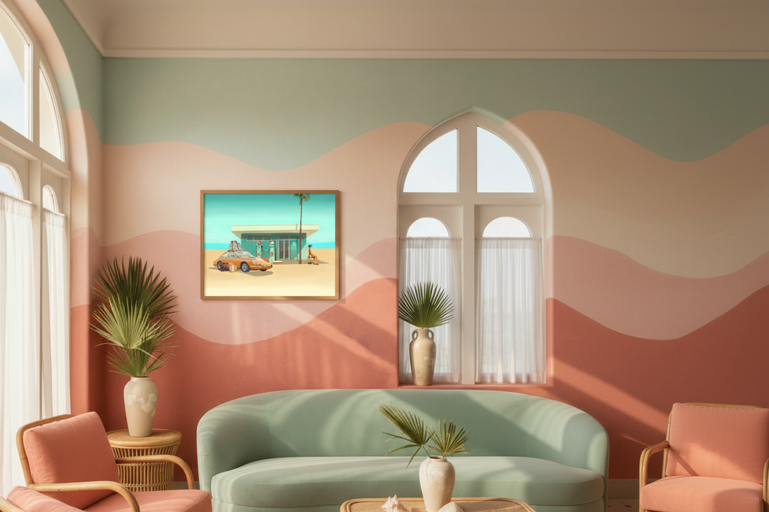 Travel Light kunsttrykk innrammet i Florida-inspirert interiør med pasteller og rattan