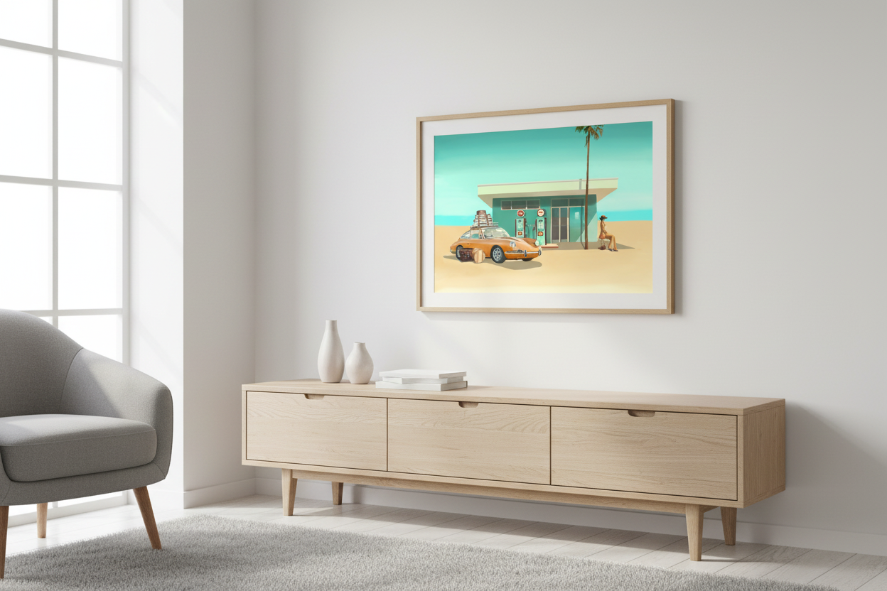 Travel Light kunsttrykk M – 65×44 cm innrammet i skandinavisk interiør med lys eik og hvite vegger
